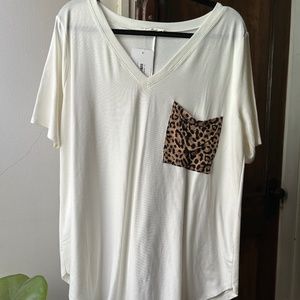 Zenana Leopard V-Neck Pocket Tee, Cream